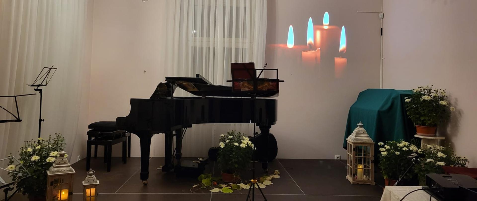 Zdjęcie przedstawia wystrój auli PSM Bystrzyca w trakcie Koncertu zaduszkowego. 