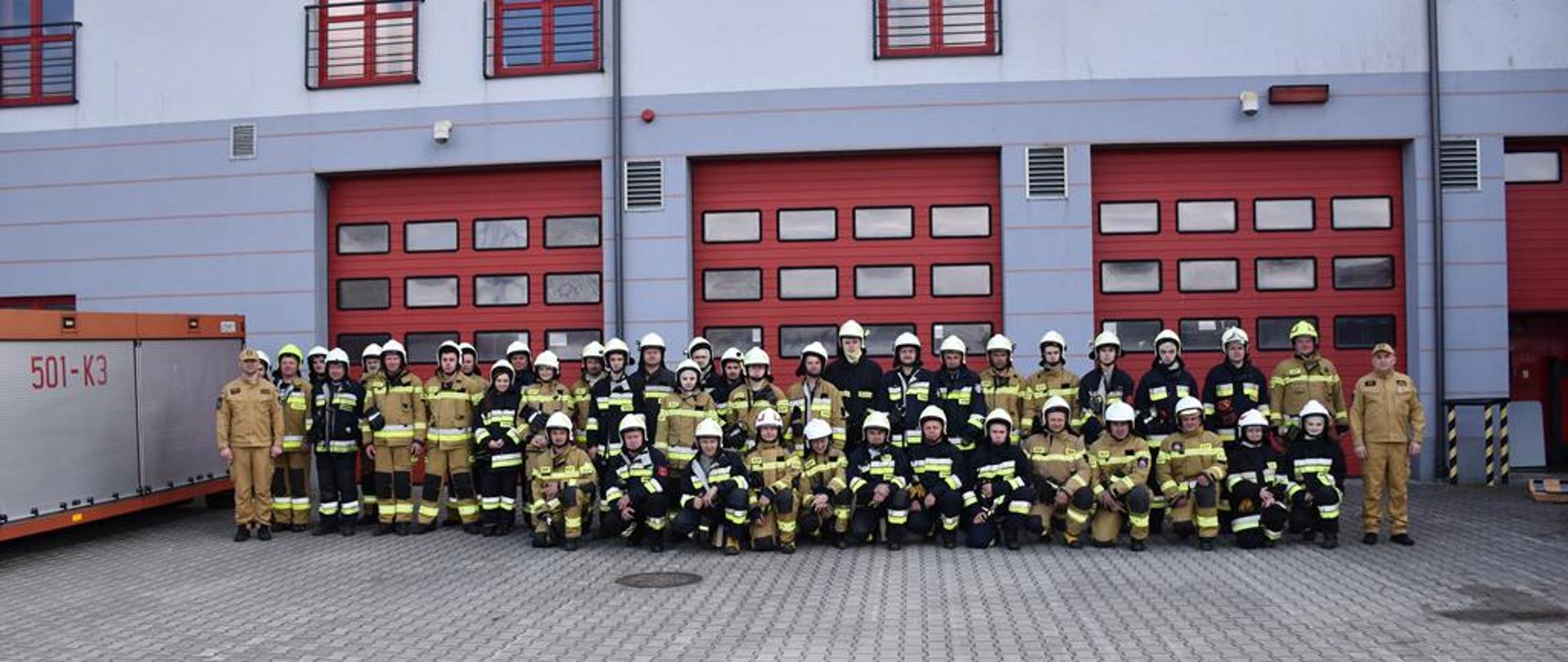 Nowi adepci pożarnictwa w powiecie staszowskim.