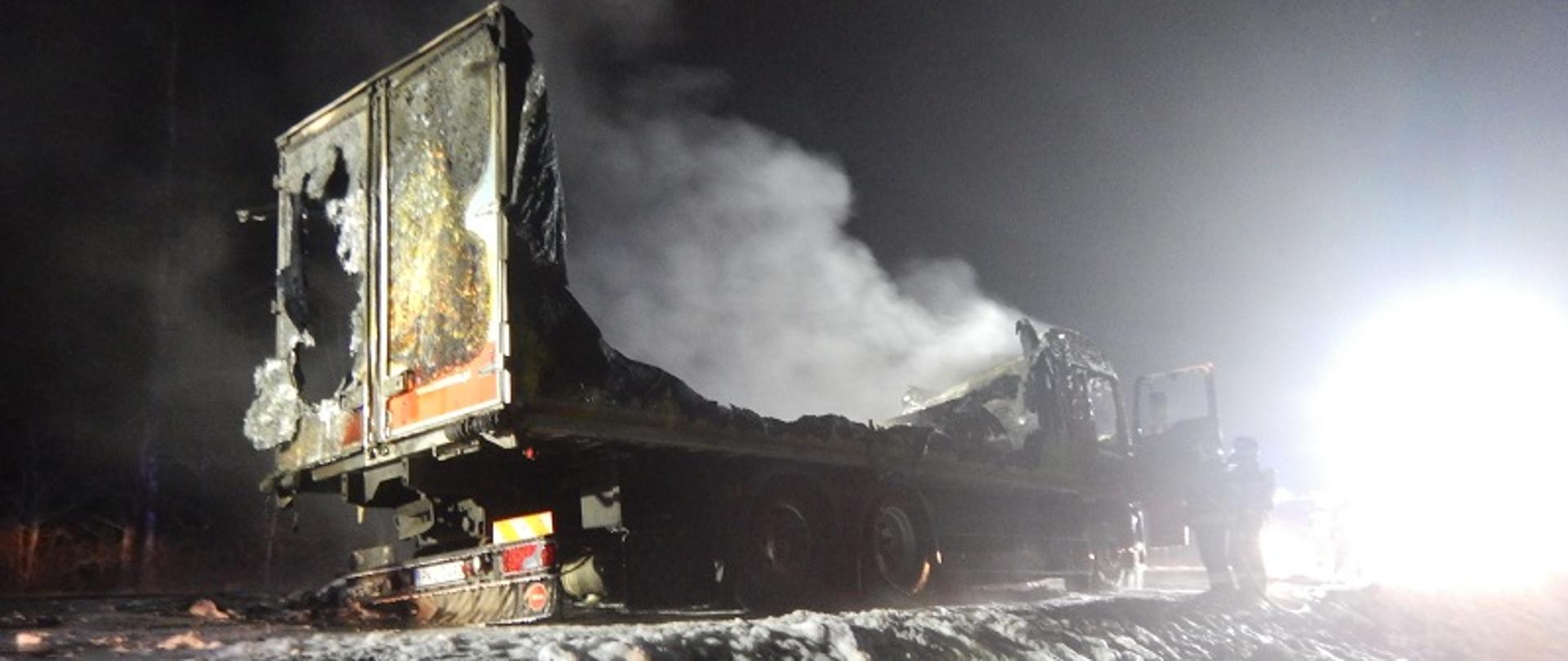 Zdjęcie przedstawia spalony samochód ciężarowy.