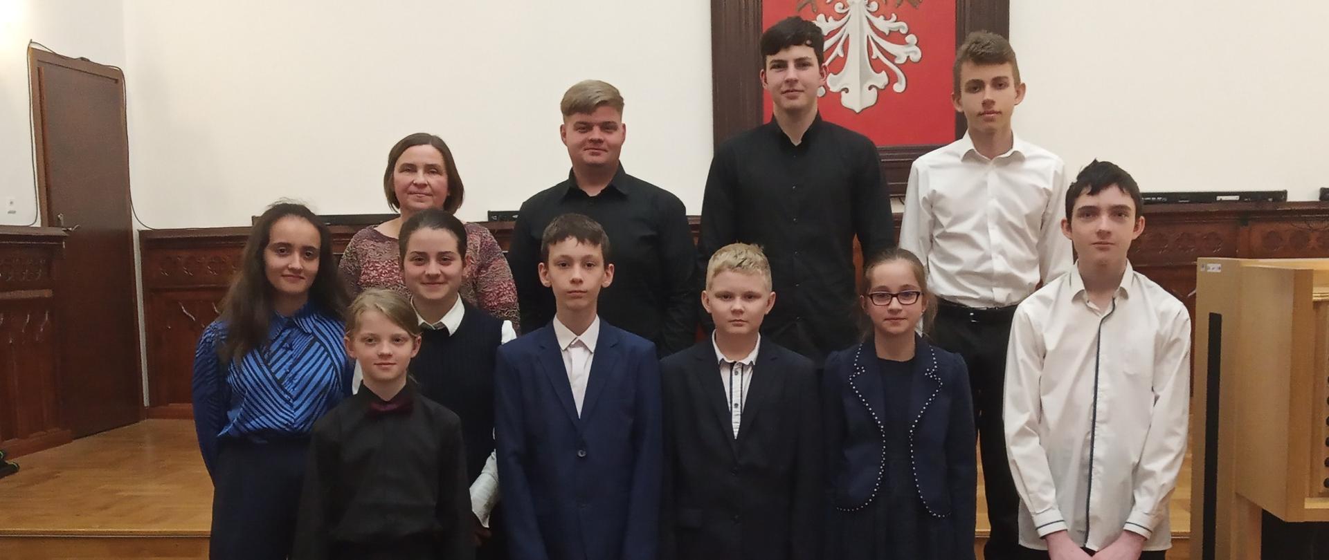 uczniowie klasy organów wraz z nauczycielką Agnieszką Kramarz podczas koncertu na sali królewskiej PSM Mielec