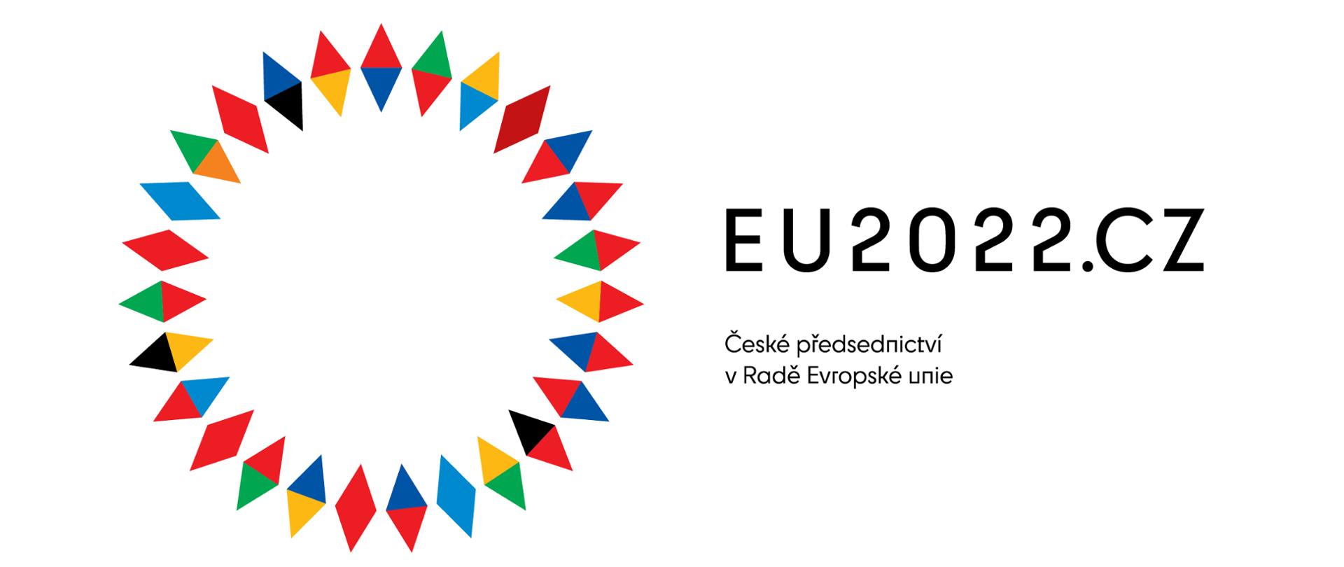 Na grafice znajduje się okrąg złożony z 30 kolorowych rombów. Romby mają kolory: żółty, niebieski, czerwony, zielony, czarny i pomarańczowy. Obok okręgu znajduje się napis EU2022.CZ. Pod napisem mniejszy napis w języku czeskim informujący o prezydencji Czech w Radzie Unii Europejskiej.