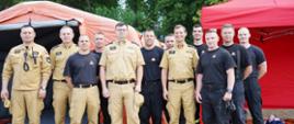 przed namiotami zdjecie grupowe strażaków