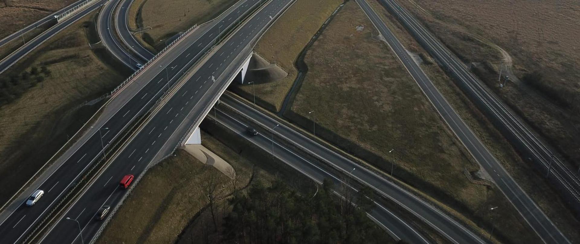 Ruch na drodze ekspresowej. Zdjęcie lotnicze
