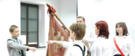 zdjęcie , uczniowie ślubują przy sztandarze szkoły