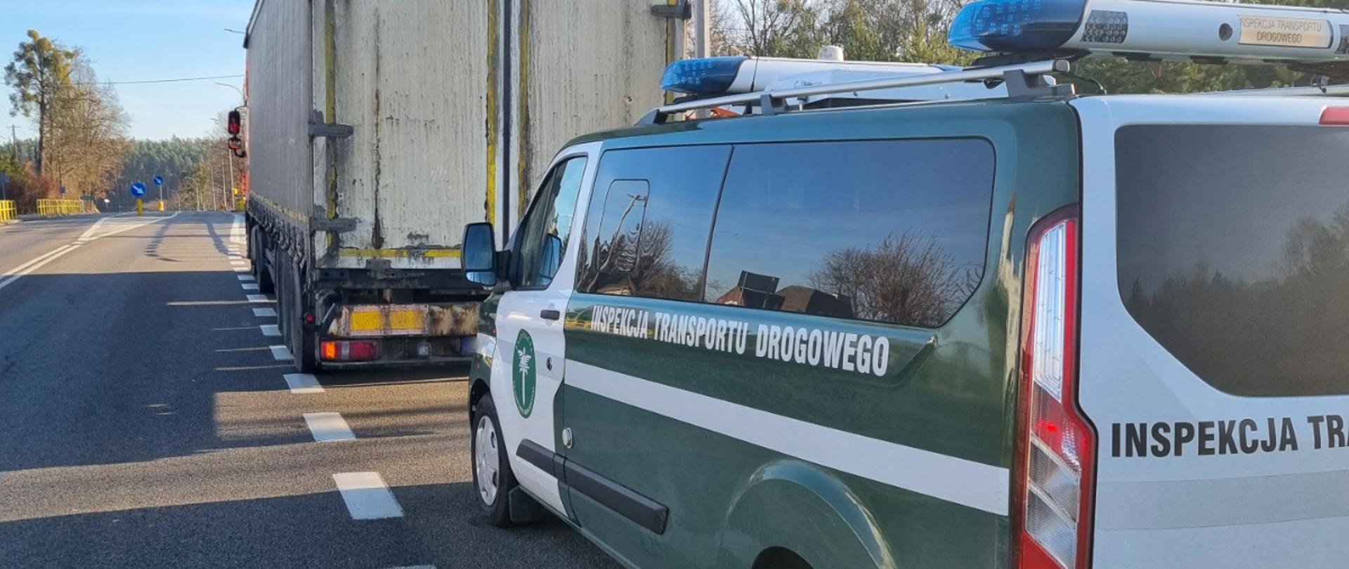 Zatrzymany zespół pojazdów poddany kontroli inspektorów z Wojewódzkiego Inspektoratu Transportu Drogowego w Gdańsku. Na pierwszym planie furgon ITD, przed nim ciężarówka, w której stwierdzona została usterka.