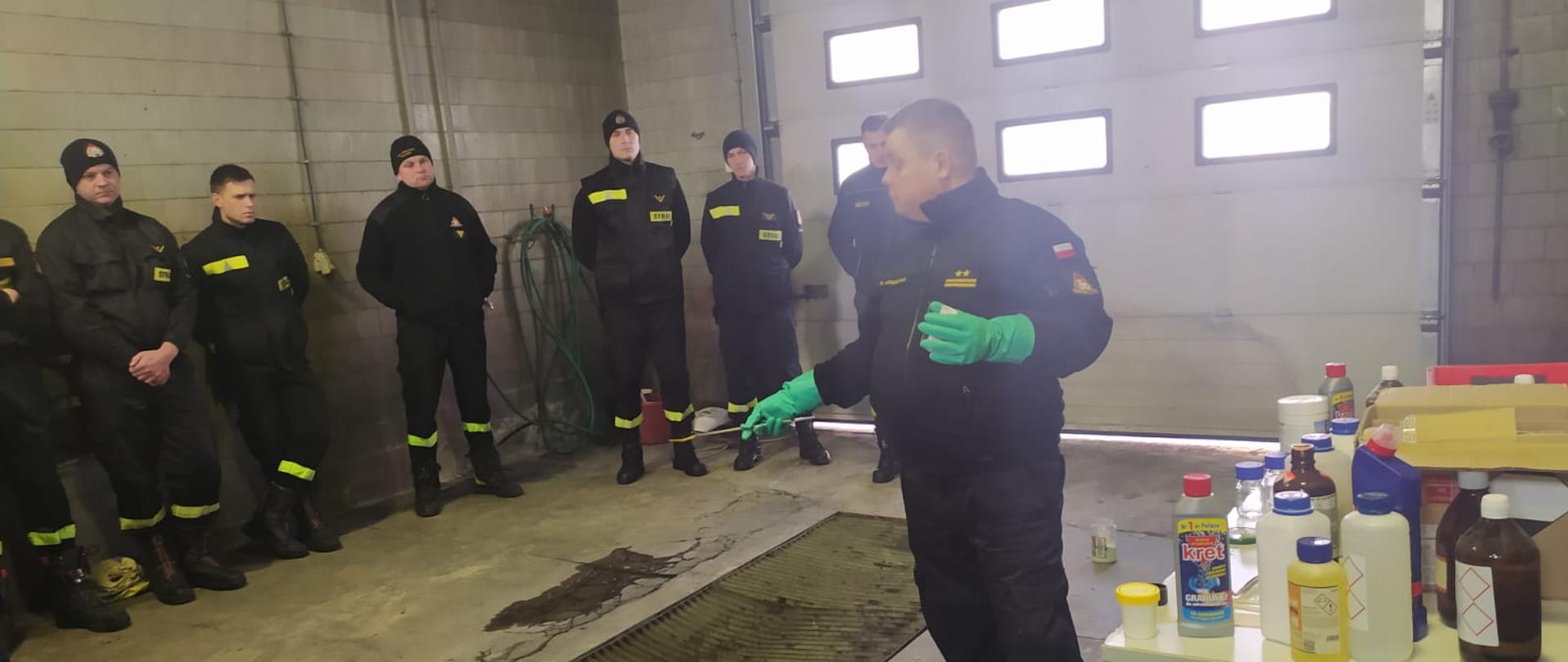 zdjęcie przedstawia funkcjonariuszy podczas szkolenia chemicznego i ekologicznego