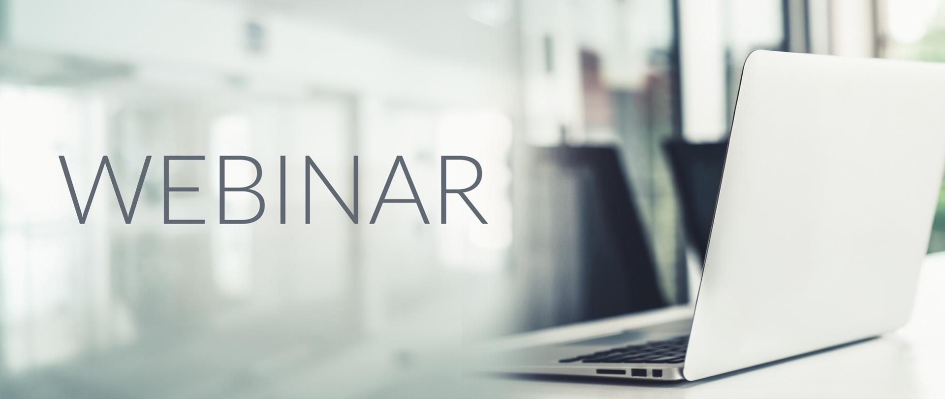 Napis webinar, obok laptop