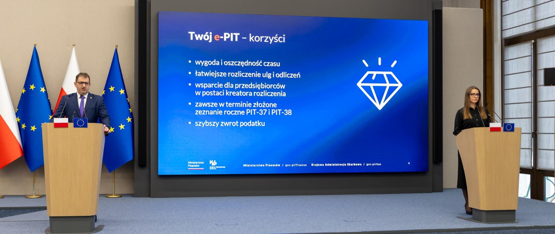 Szef KAS Marcin Łoboda i zastępca Szefa KAS Małgorzata Krok na konferencji przy mównicach.