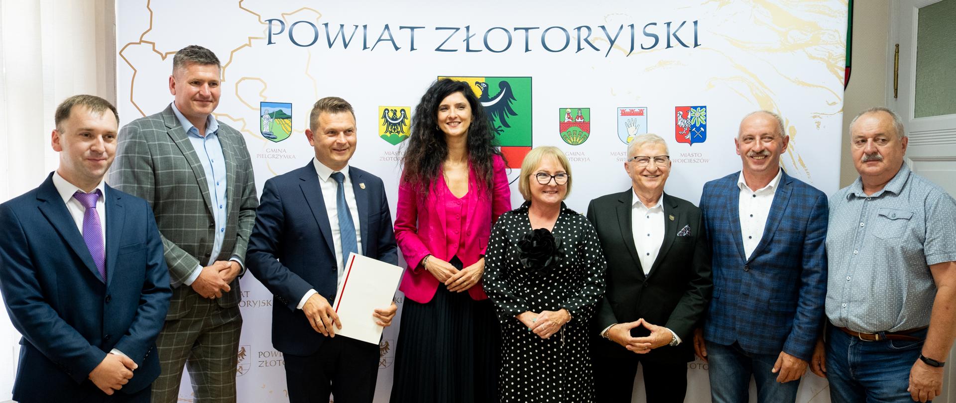 Na zdjęciu wojewoda dolnośląska Anna Żabska oraz samorządowcy z powiatu złotoryjskiego
