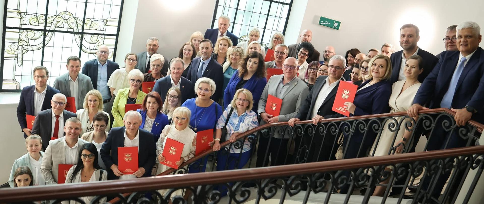 Na zdjęciu przedstawiciele gmin, po uroczystym wręczeniu umów dofinansowań dla OSP z województwa warmińsko-mazurskiego