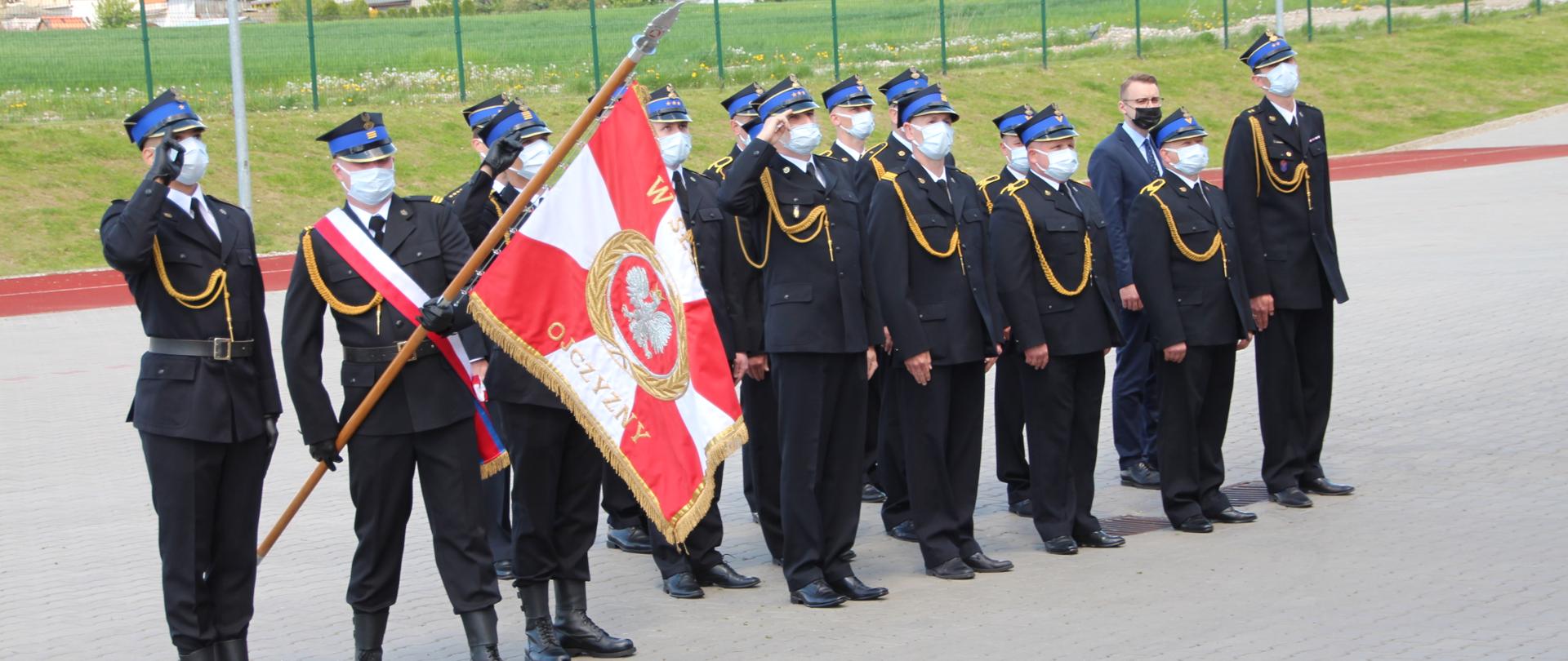 zdjęcie przedstawia uroczystą zbiórkę związaną z obchodami Dnia Strażaka w Komendzie Powiatowej PSP w Żninie 