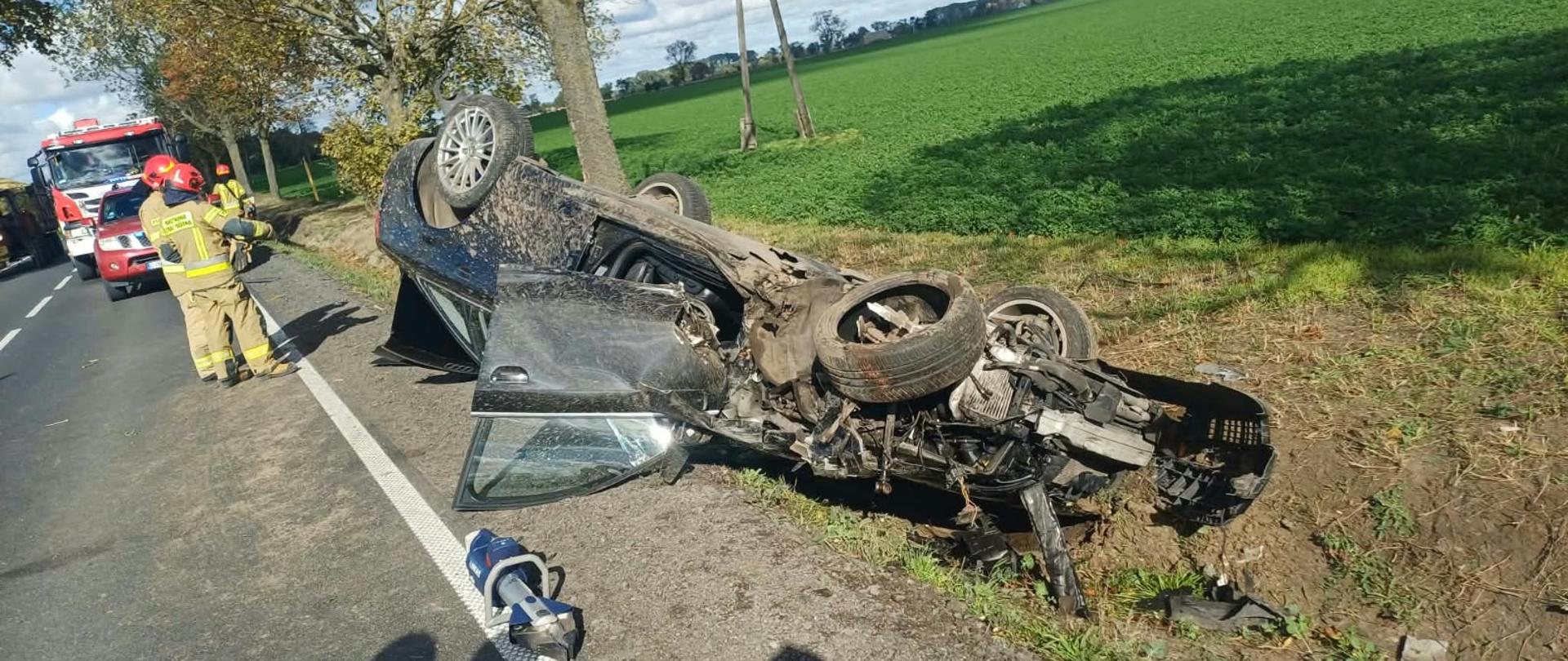 Dachowanie samochodu osobowego w miejscowości Rożniaty gm. Kruszwica