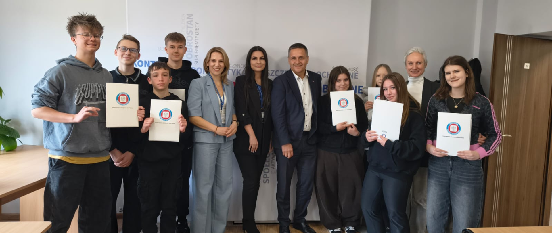 Rozdanie dyplomów podczas Powiatowego etapu Konkursu wiedzy o zdrowym stylu życia "Trzymaj Formę!"