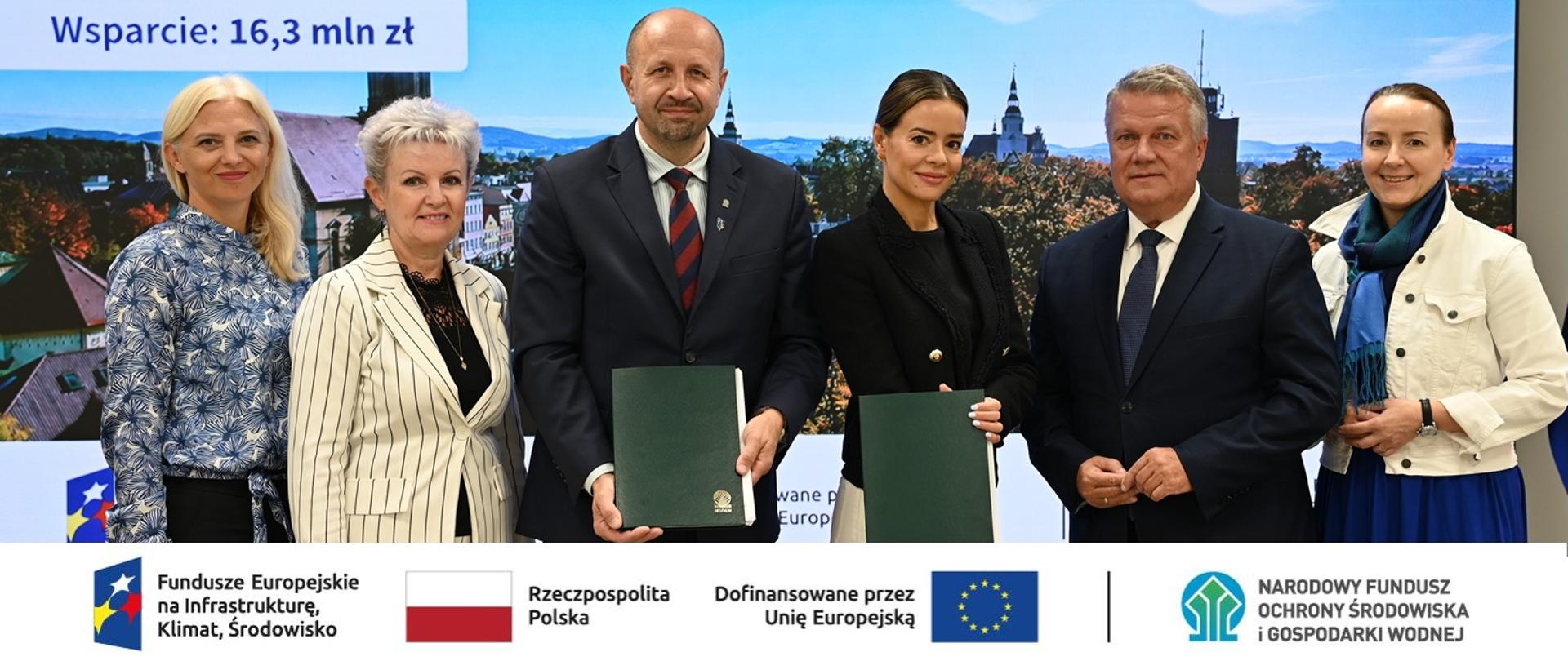 Na zdjęciu od lewej: Marzena Lasota-Darowska, Skarbnik Gminy Miejskiej Dzierżoniów, Robert Gajda, Zastępca Prezesa Zarządu NFOŚiGW, Aleksandra Leo, Posłanka na Sejm RP, Dariusz Kucharski, Burmistrz Dzierżoniowa.