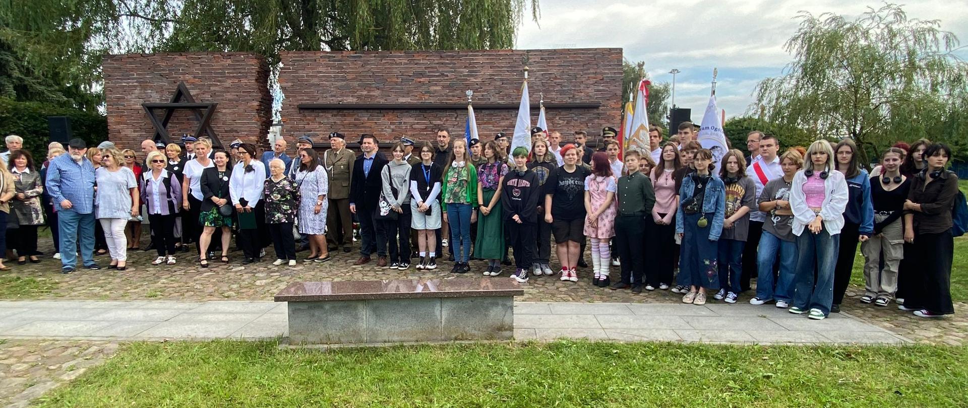 Grupa przed pomnikiem