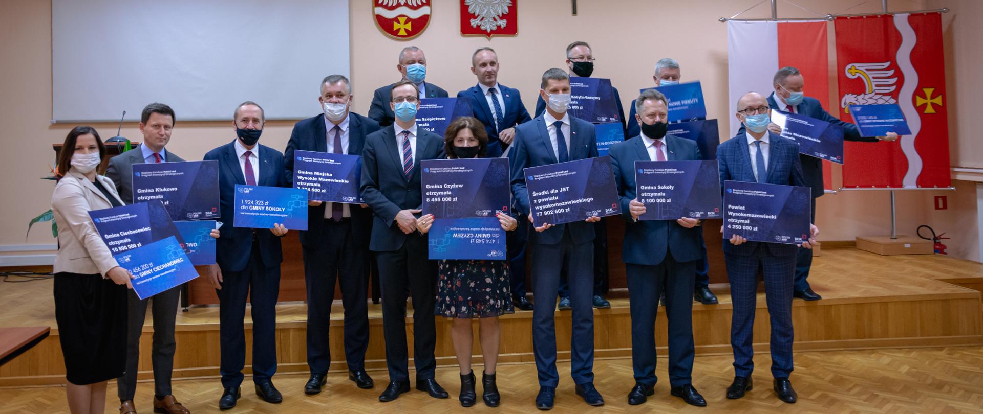 Przekazanie samorządowcom z powiatu wysokomazowieckiego promes inwestycyjnych pierwszej edycji Programu Inwestycji Strategicznych w ramach Polskiego Ładu