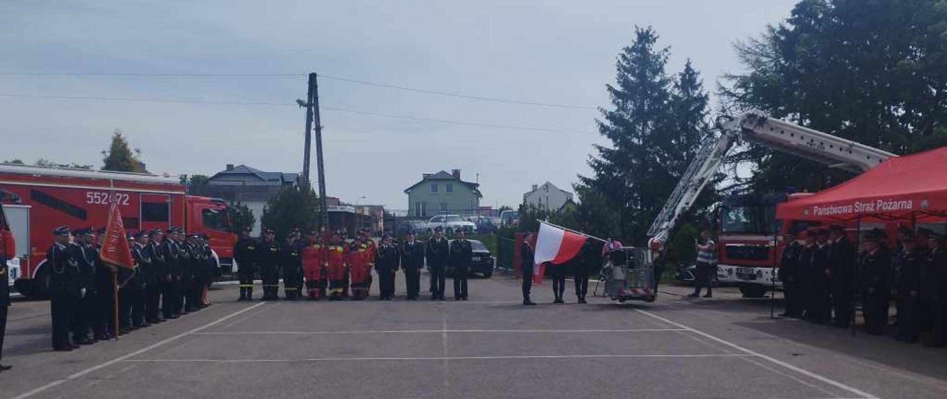 Zdjęcie przedstawia uczestników uroczystej zbiórki z okazji Powiatowych Obchodów Dnia Strażaka na terenie JRG nr 2 Rumia
