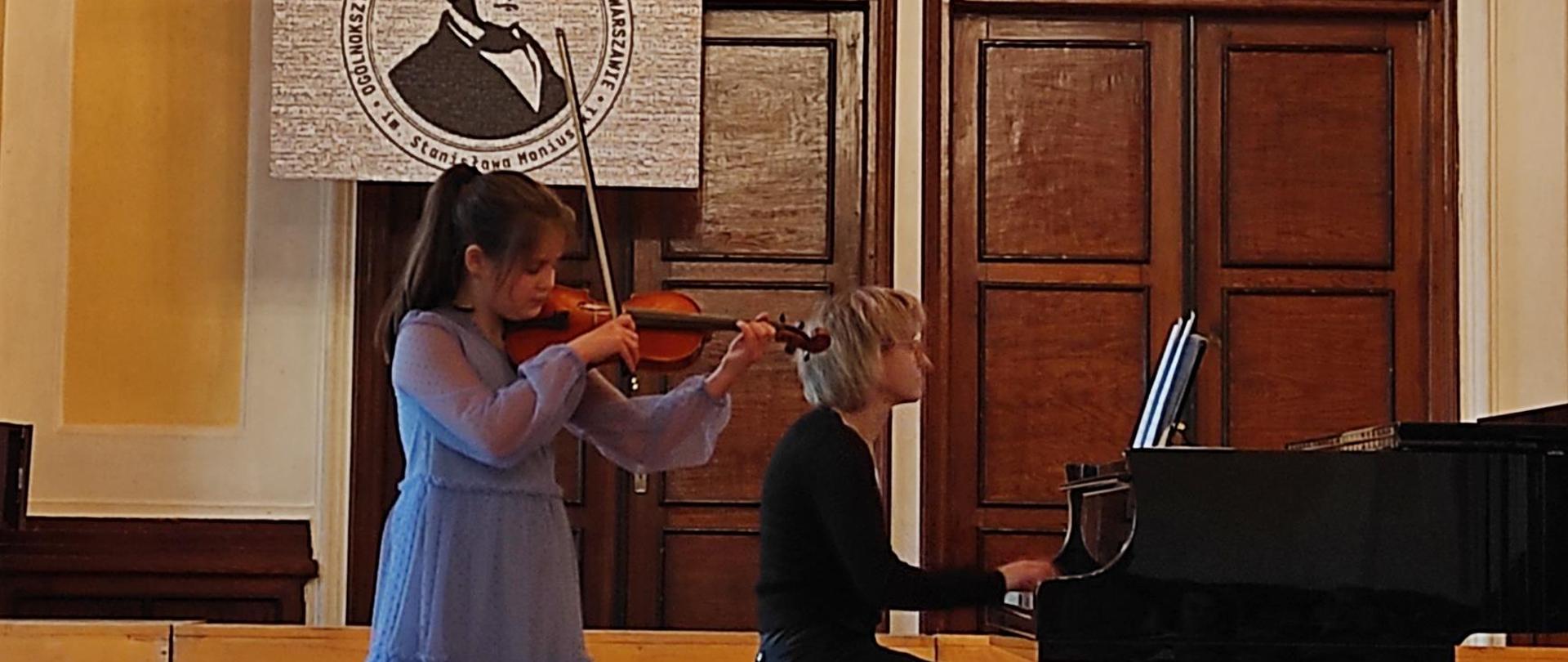 Uczennica klasy 2 gra na skrzypcach