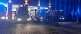 Zdjęcie przedstawia strażaków oddających hołd zmarłemu strażakowi sekc. Bartoszowi Błyskała strażaka Specjalistycznej Grupy Ratownictwa Wodno-Nurkowego Komendy Miejskiej PSP w Gdańsku