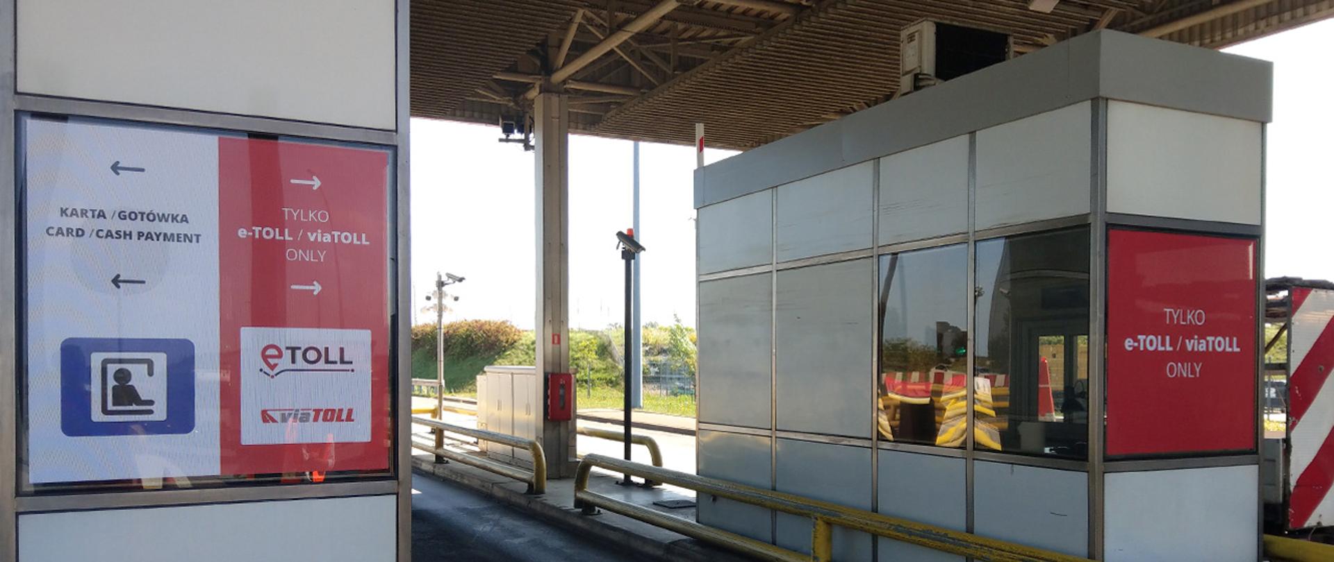 Bramka wjazdu na autostradę, oznaczone napisami po polsku i po angielsku: Karta / Gotówka, Tylko e-TOLL / viaTOLL.