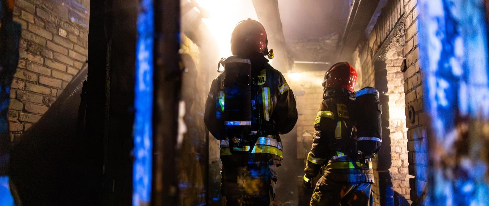 Strażacy podczas przeszukiwania budynku po pożarze