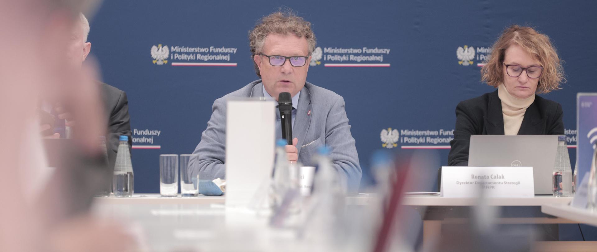 Wiceminister Jacek Karnowski podczas debaty