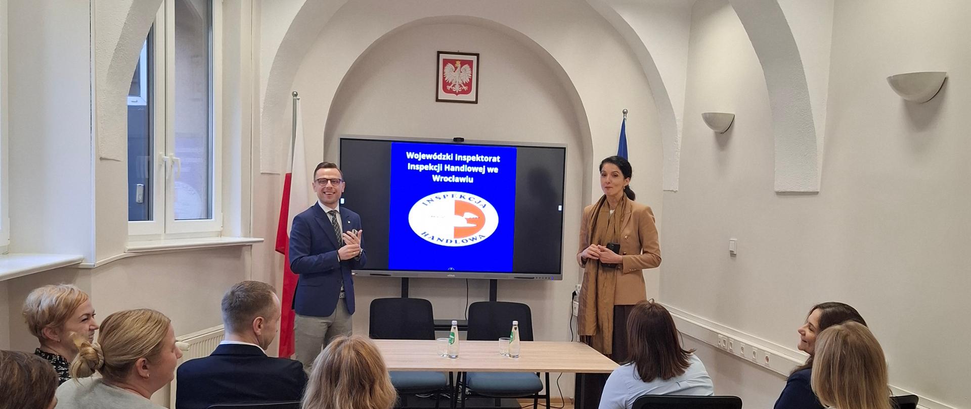 Zdjęcie prezentuje Wojewodę Dolnośląską p. Annę Żabską oraz Dolnośląskiego Wojewódzkiego Inspektora Inspekcji Handlowej p. Tomasza Reslera na spotkaniu z pracownikami w Wojewódzkim Inspektoracie Inspekcji Handlowej we Wrocławiu.