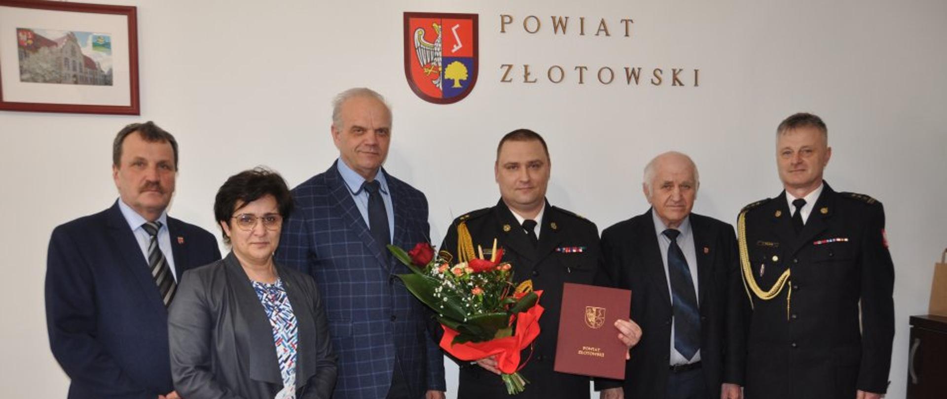 Na zdjęciu Komendant Powiatowy Oraz Przedstawiciele Starostwa