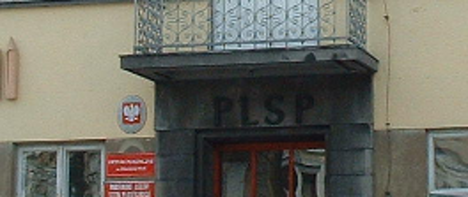 Na zdjęciu widać fragment wejścia do budynku szkoły.