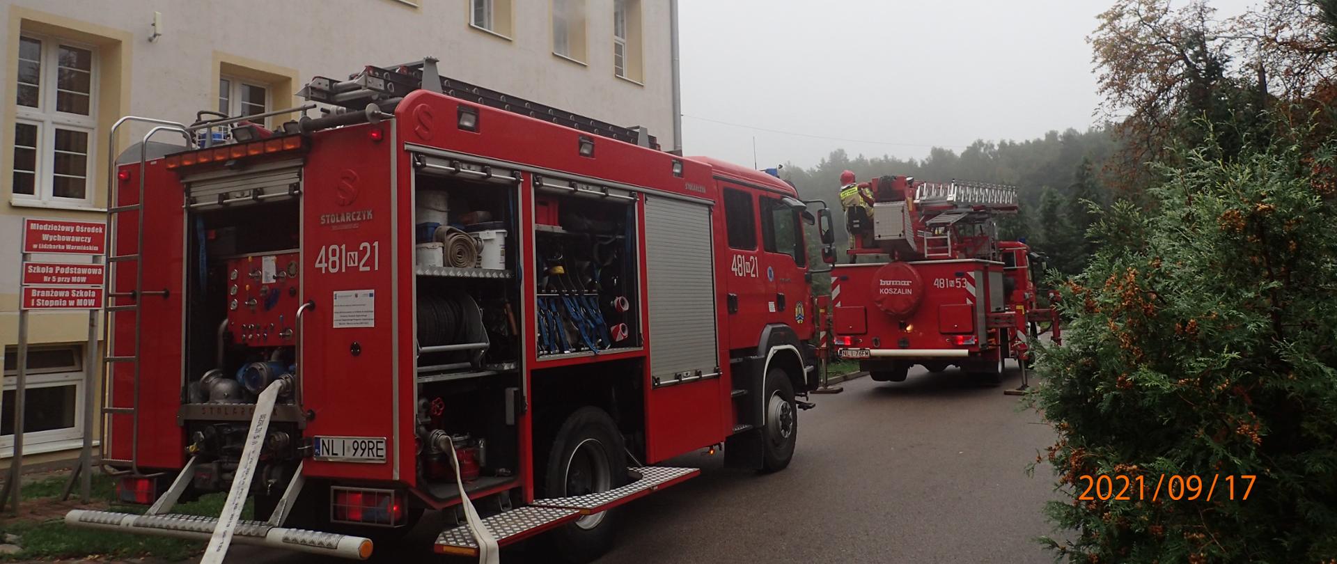 Zdjęcie przedstawia pojazdy pożarnicze podczas ćwiczeń na obiekcie