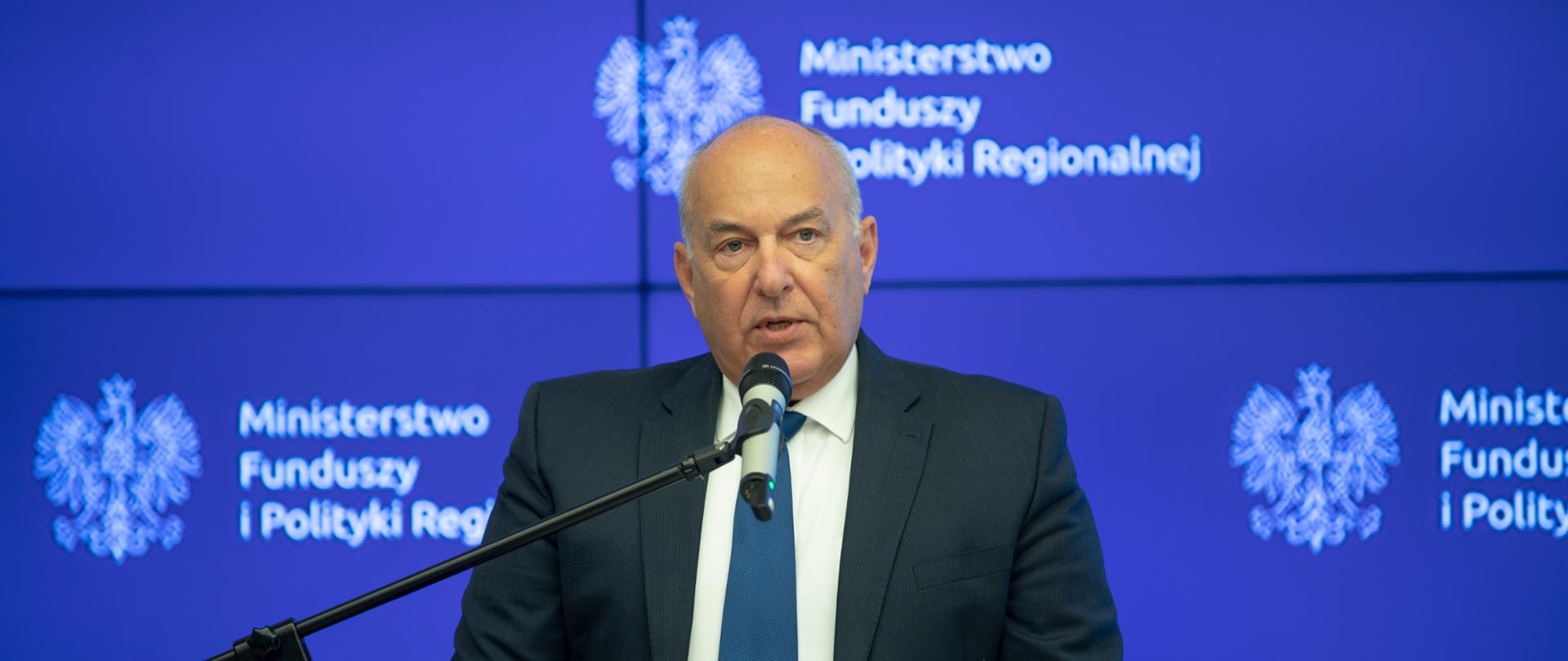 do mikrofonu mówi Tadeusz Kościński minister finansów, funduszy i polityki regionalnej