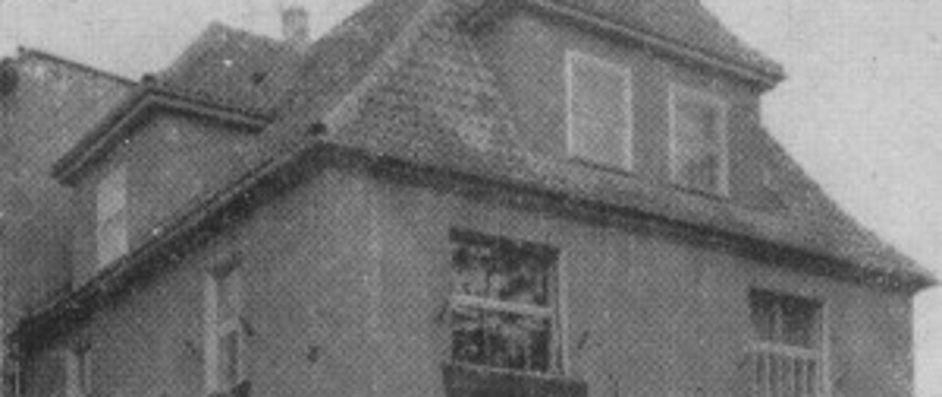 Dawna siedziba szkoły muzycznej w Głuchołazach, budynek przedwojenny, dwupiętrowy, otynkowany. Piętro drugie, z lukarnami, pod połacią dachu pokrytego dachówką cementową. Posesja ogrodzona od chodnika niskim metalowym płotem.