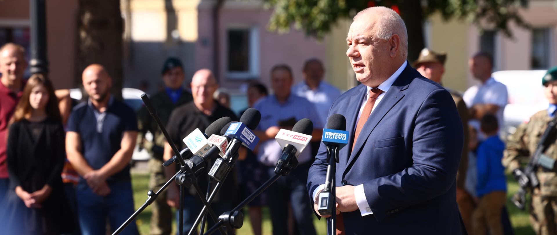 Minister Jacek Sasin w trakcie przemówienia.