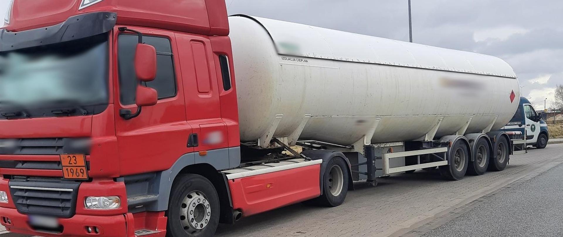 Ciężarówka z naczepą typu cysterna wypełnioną łatwopalnym gazem. W tle widoczny radiowóz mazowieckiej ITD.