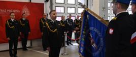 Nowy komendant oddaje honory na sztandar komendy powiatowej