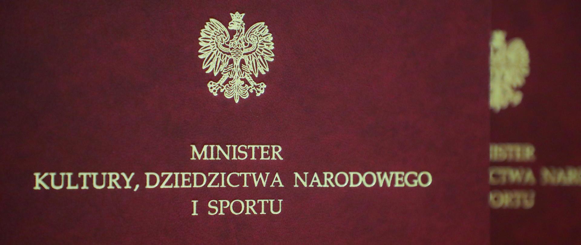 Bordowa teczka z Godłem RP i napisem Minister Kultury, Dziedzictwa Narodowego i Sportu, fot. Danuta Matloch