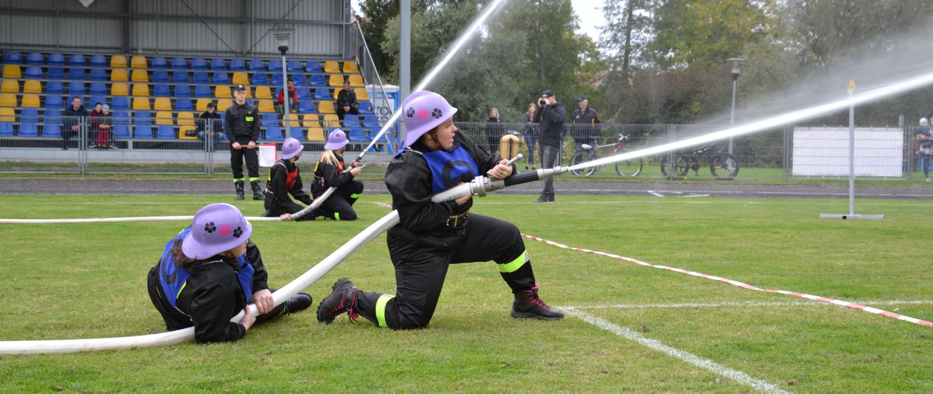 Zdjęcie przedstawia kobiecą rotę drugą podczas strącania pachołków.