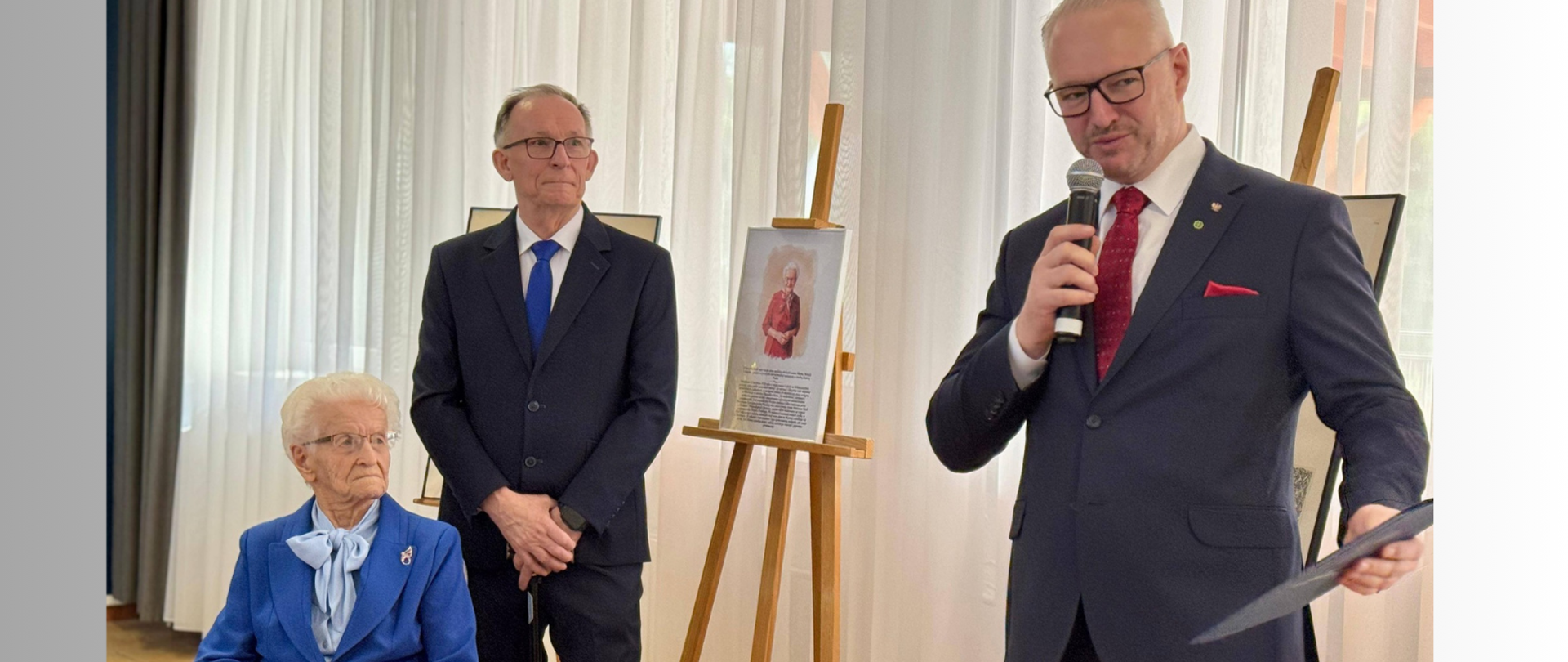 Setne urodziny kombatantki: wojewoda Radosław Król składa życzenia jubilatce.