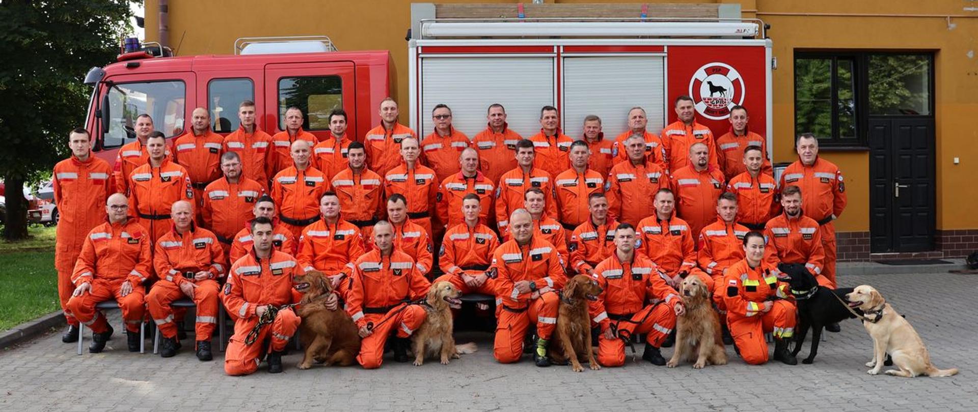 Strażacy SGPR na tle samochodu