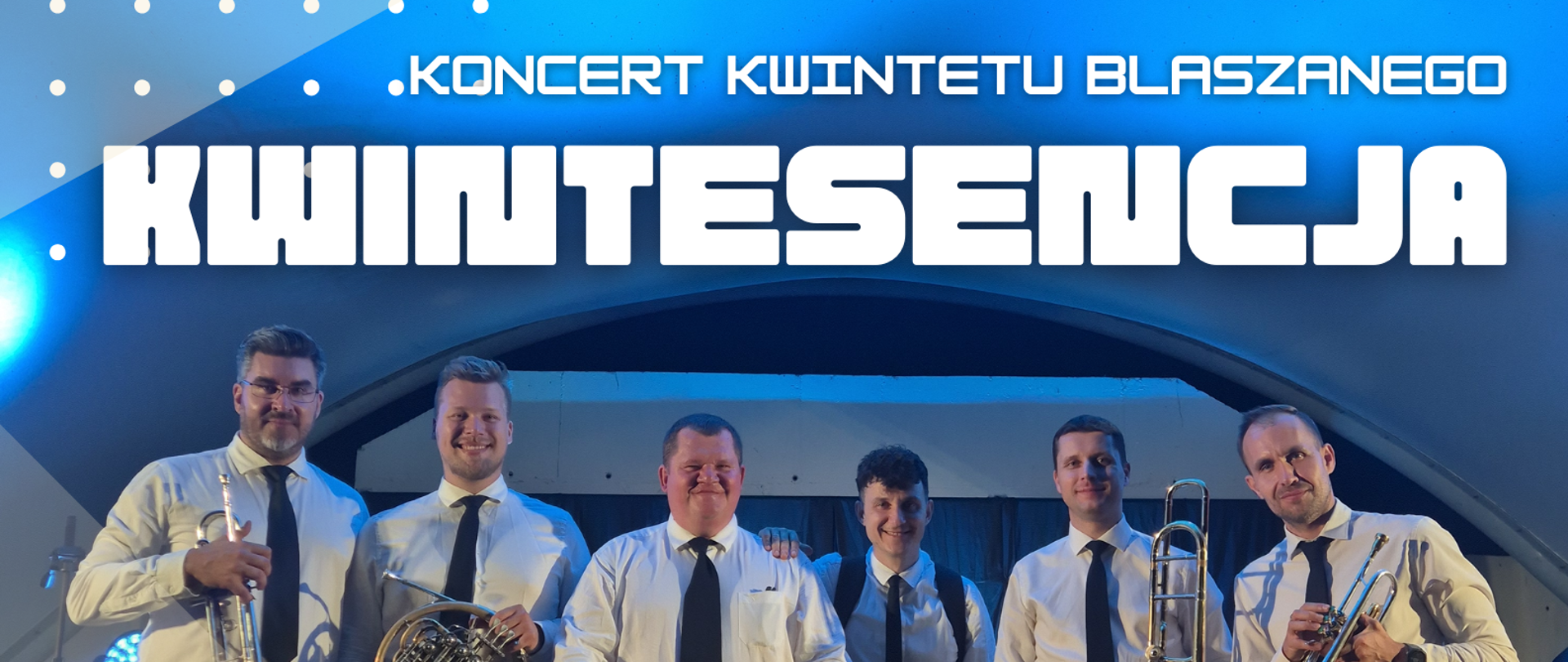 Na niebieskim tle u góry napis Międzynarodowy Dzień Muzyki , poniżej koncert kwintetu blaszanego - KWINTESENCJA. Na środku zdjęcie muzyków instrumentalistów, obok 1 października, godz. 18:00. Na dole logo Miasta Sieradz, Nasze Radio, Towarzystwo Muzyczne Fermata oraz Państwowa Szkoła Muzyczna I stopnia w Sieradzu. 