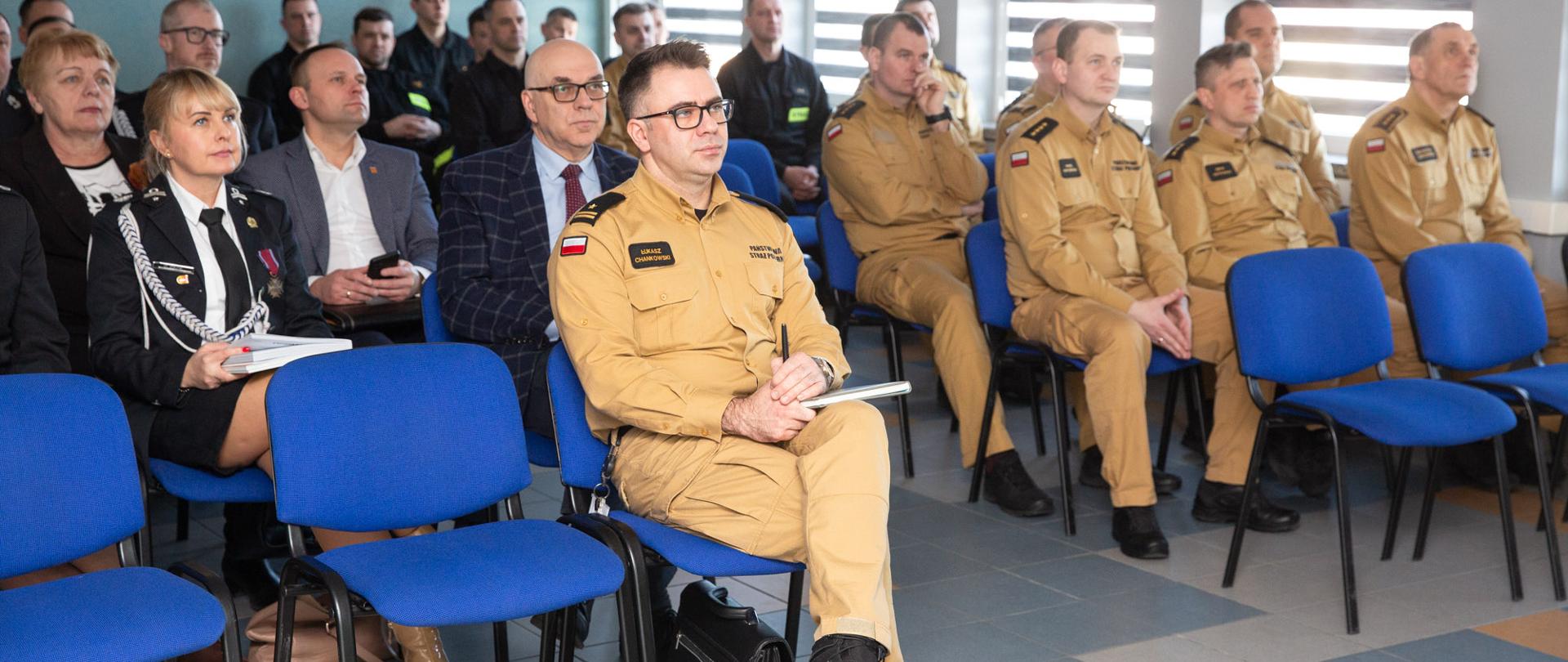 Narada roczna podsumowująca stan ochrony przeciwpożarowej na terenie miasta Łomży i powiatu łomżyńskiego za rok 2024 zaproszeni na naradę goście, funkcjonariusze i pracownicy