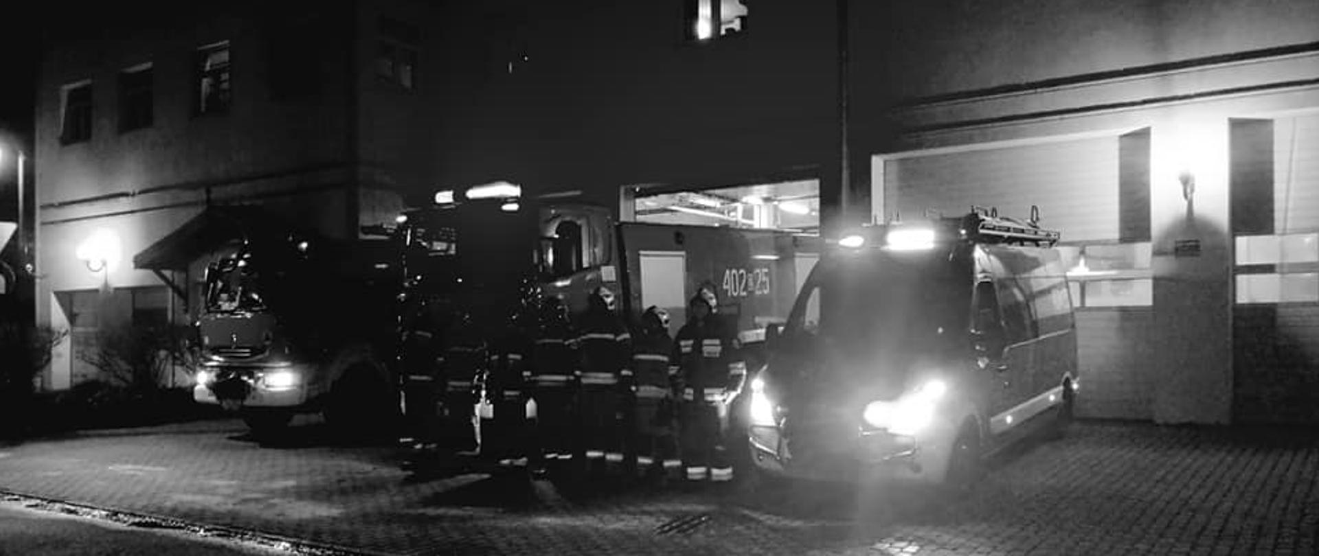 Zdjęcie przedstawia strażaków stojących na tle samochodów pożarniczych przed JRG oddających hołd tragicznie zmarłym strażakom OSP Czernikowo