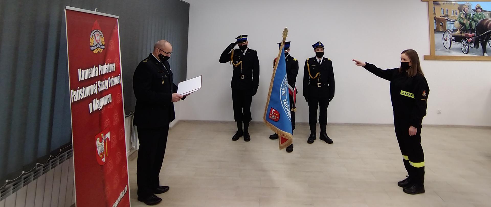 Na zdjęciu widać funkcjonariuszkę składająca ślubowanie 