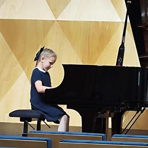 Matylda Tomiczek przy fortepianie