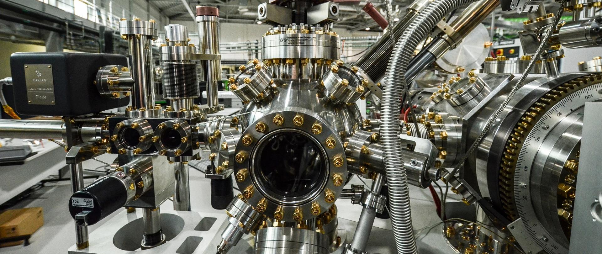 Synchrotron - skomplikowane urządzenie w dużej hali.