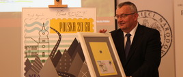 Minister A. Adamczyk prezentuje nowy znaczek