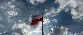 Zdjęcie Flagi Rzeczypospolitej Polskiej na tle nieba