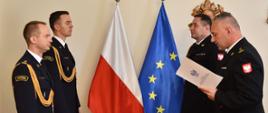 Zdjęcie przedstawia Zastępce Łódzkiego Komendanta Wojewódzkiego st. bryg. Sebastiana Kościstego oraz Naczelnika Wydziału Kadr Komendy Wojewódzkiej PSP w Łodzi bryg. Piotra Łukasika odczytującego decyzję personalną dot. powierzenia obowiązków P.O. Zastępcy Komendanta Powiatowego PSP w Zgierzu mł. bryg. Łukaszowi Łukasikowi.Akt został odczytany w obecności Komendanta Powiatowego PSP w Zgierzu bryg. Adama Antczaka, oraz mł. bryg. Łukasza Łukasika