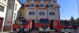 samochody ratowniczo-gaśnicze przed budynkiem KP PSP w Sejnach