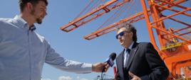 Na zdjęciu wiceminister Jacek Karnowski w Porcie Gdynia odpowiada na pytania dziennikarza